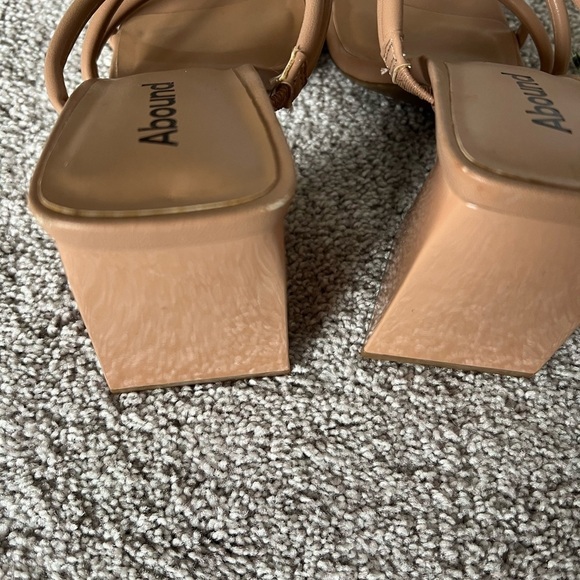 Abound Women's Tan Strappy Sandals 6.5 like new - Picture 4 of 7